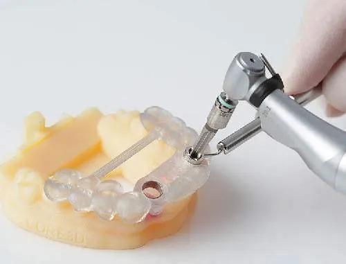 máng hướng dẫn phẫu thuật